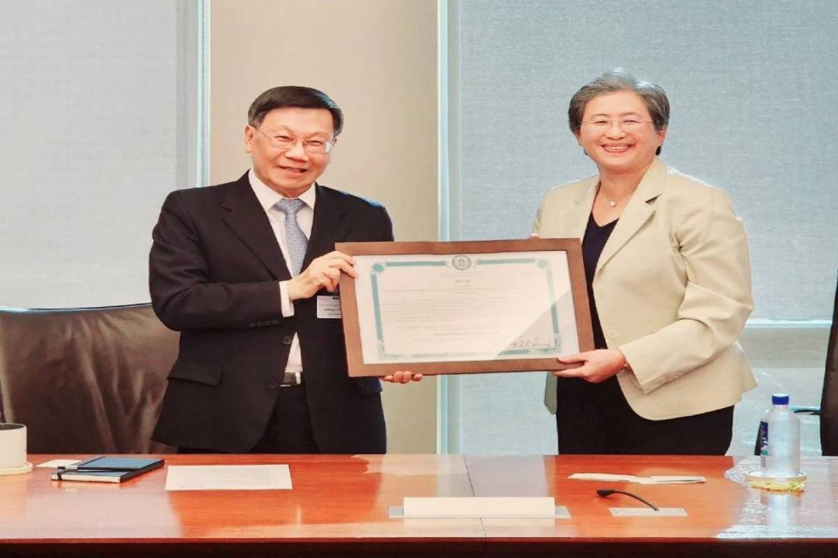 亞大校長蔡進發（左）頒授名譽博士予美國AMD董事長兼執行長蘇姿丰博士。
