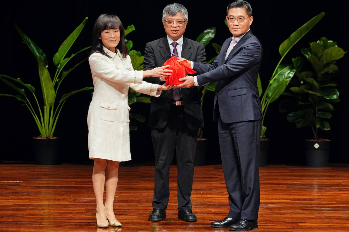 成功大學第18任校長沈孟儒（左）從卸任校長蘇慧貞（右）手中接過印信，教育部政務次長劉孟奇擔任監交人(中)