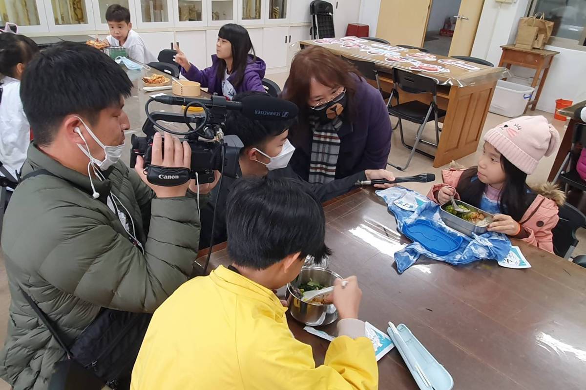 日本NHK電視臺訪問湖山國小學生對在午餐中加入香鬆的想法