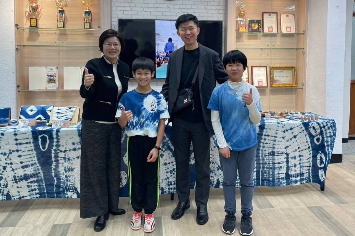 日本NHK記者松尾幸明(右二)和湖山國小學生、校長翁嘉聲合影