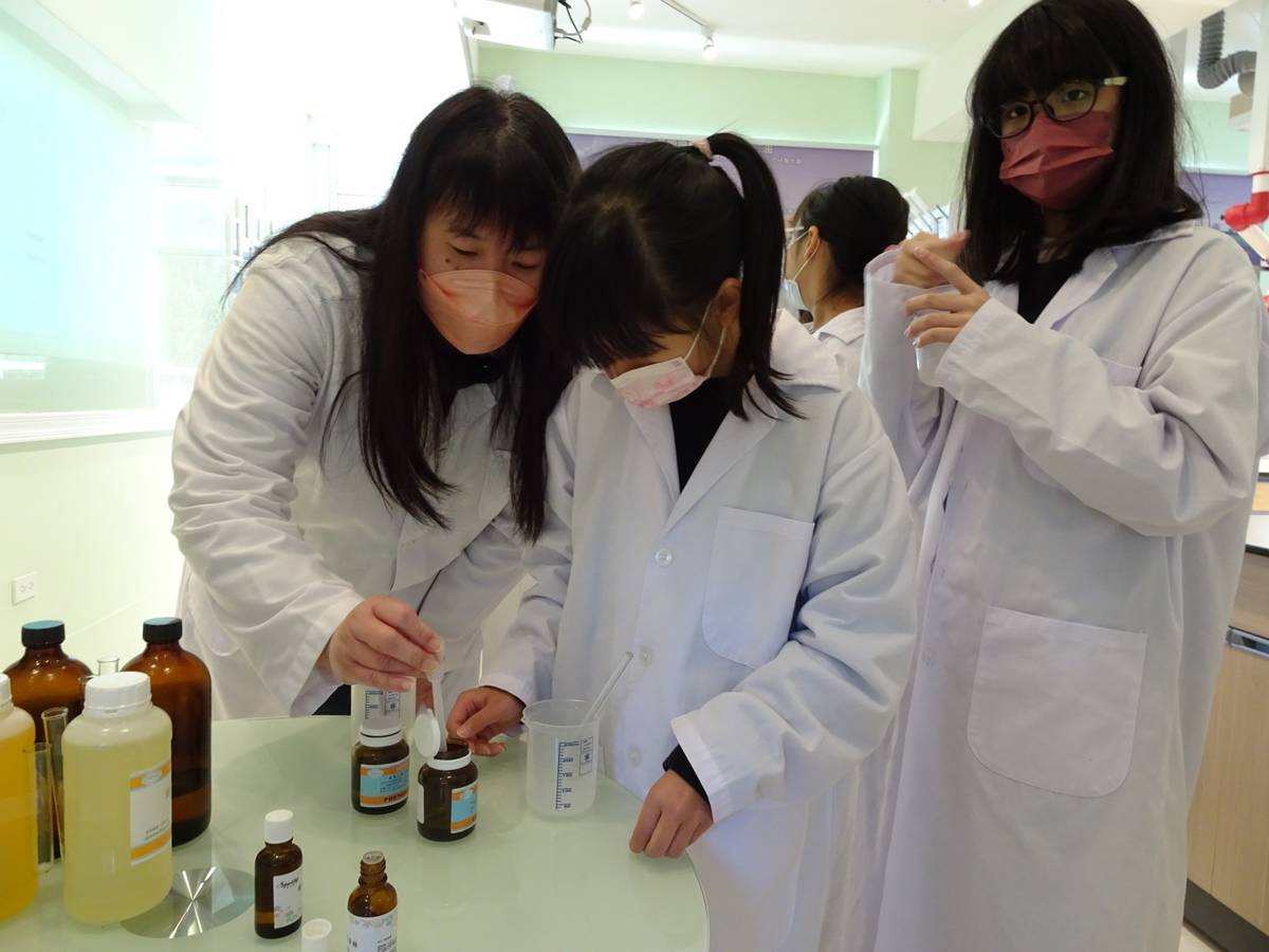 中正國中職探中心辦理工業類「護膚高手養成-手做乳液與精華液」職探體驗課程