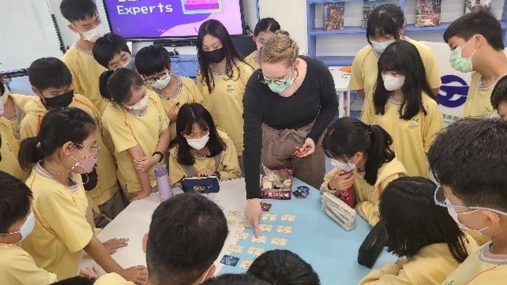 A foreign English teacher from TFETP teaches students by cards