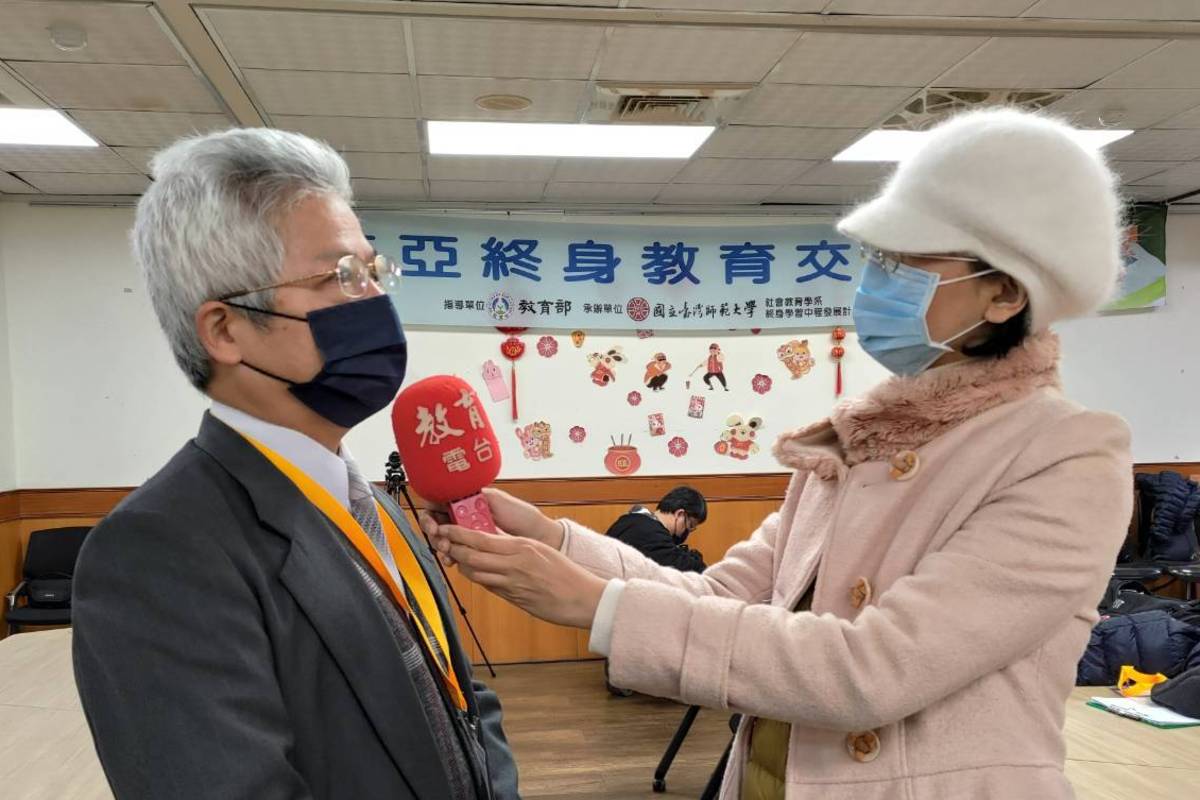 臺師大社會教育學系教授、同時也是教育部終身學習中程發展計畫專案辦公室計畫主持人張德永(左)接受教育電台獨家專訪