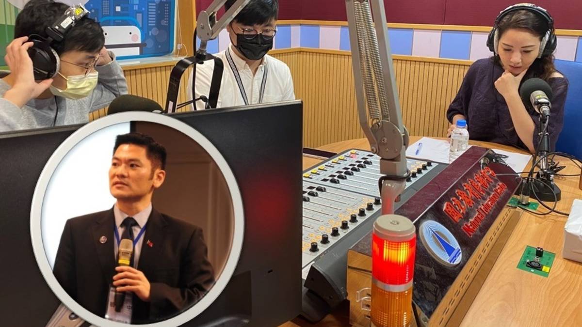 國立教育廣播電台節目《新聞真假掰》主持人、台灣事實查核教育基金會顧問黃兆徽（右）連線訪問德州州立大學政治系副教授翁履中（左下圓框）
