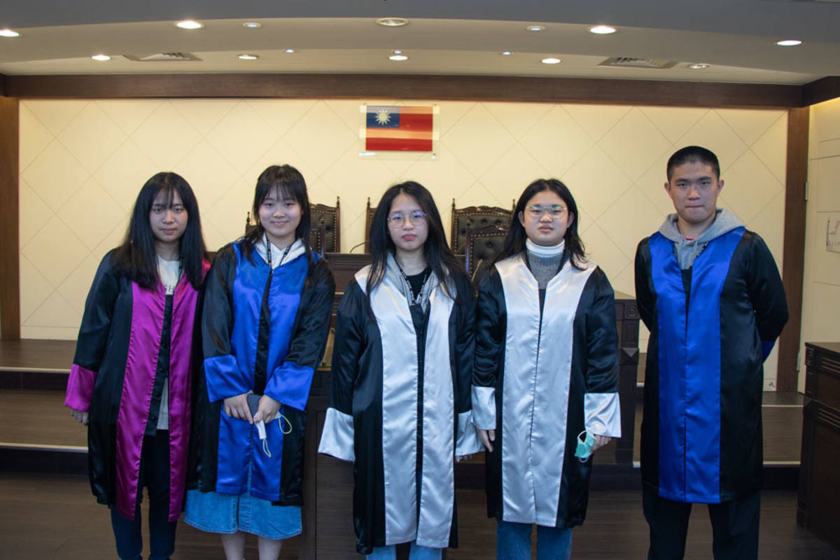 學員前往世新大學實習法庭體驗當司法人員，開心合影留念 (世新提供)