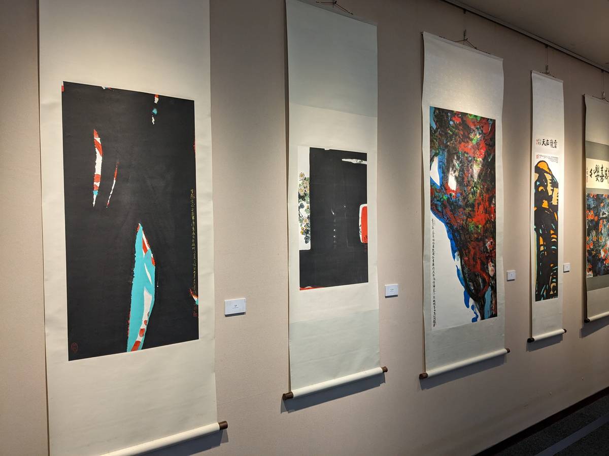 「生命光影－黃光男的創思旅程」手稿文獻書畫展即日起到2月12日於國立臺灣圖書館4樓展出