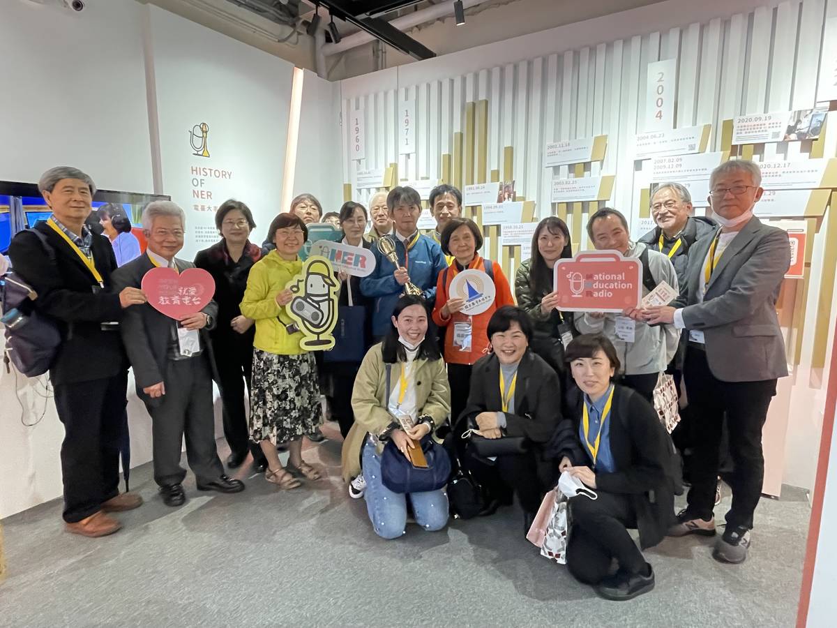 教育電臺黃月麗臺長(二排左三)與日韓參訪團團長、東北大學副教授石井山竜平(二排中)、教育部終身學習中程發展計畫專案辦公室計畫主持人張德永(二排左二)及交流訪問團學者合影。