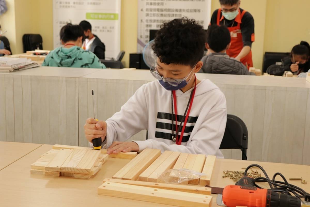 學生體驗木工設計
