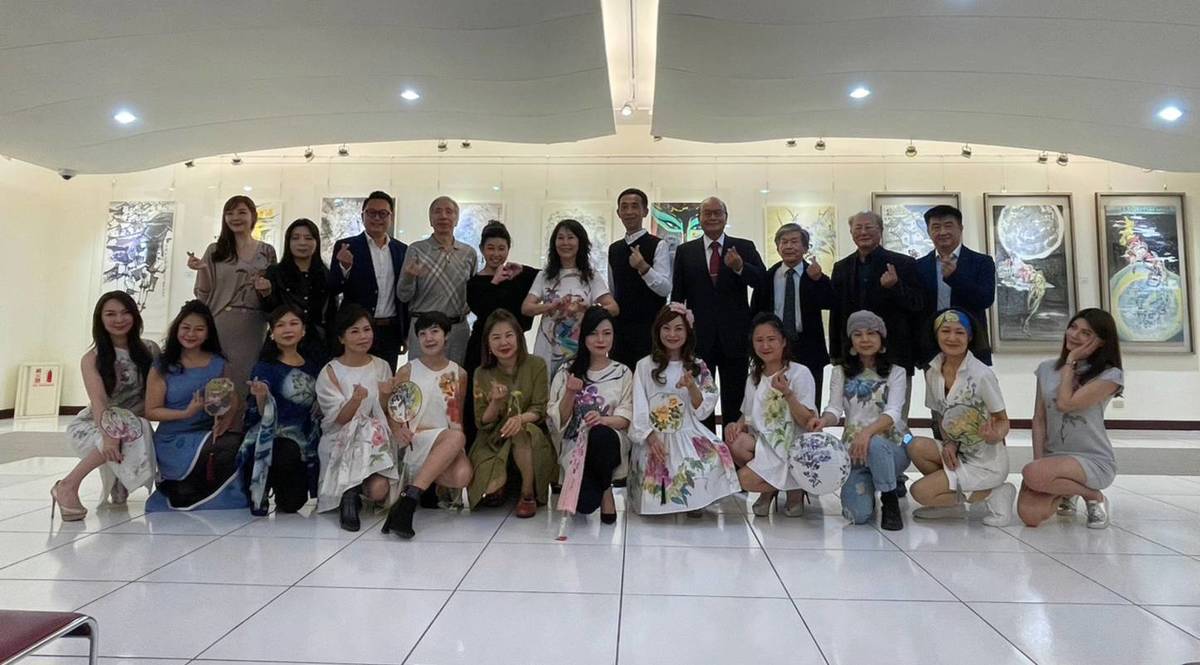 旗袍協會成員身著孟昭光親自手繪的披肩及服裝走秀，宛如是畫作之外另一主題系列的作品呈現