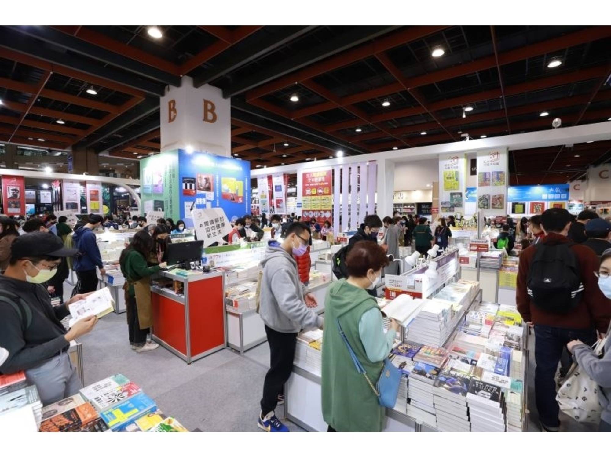 President Tsai recommends a list of books in support of local authors