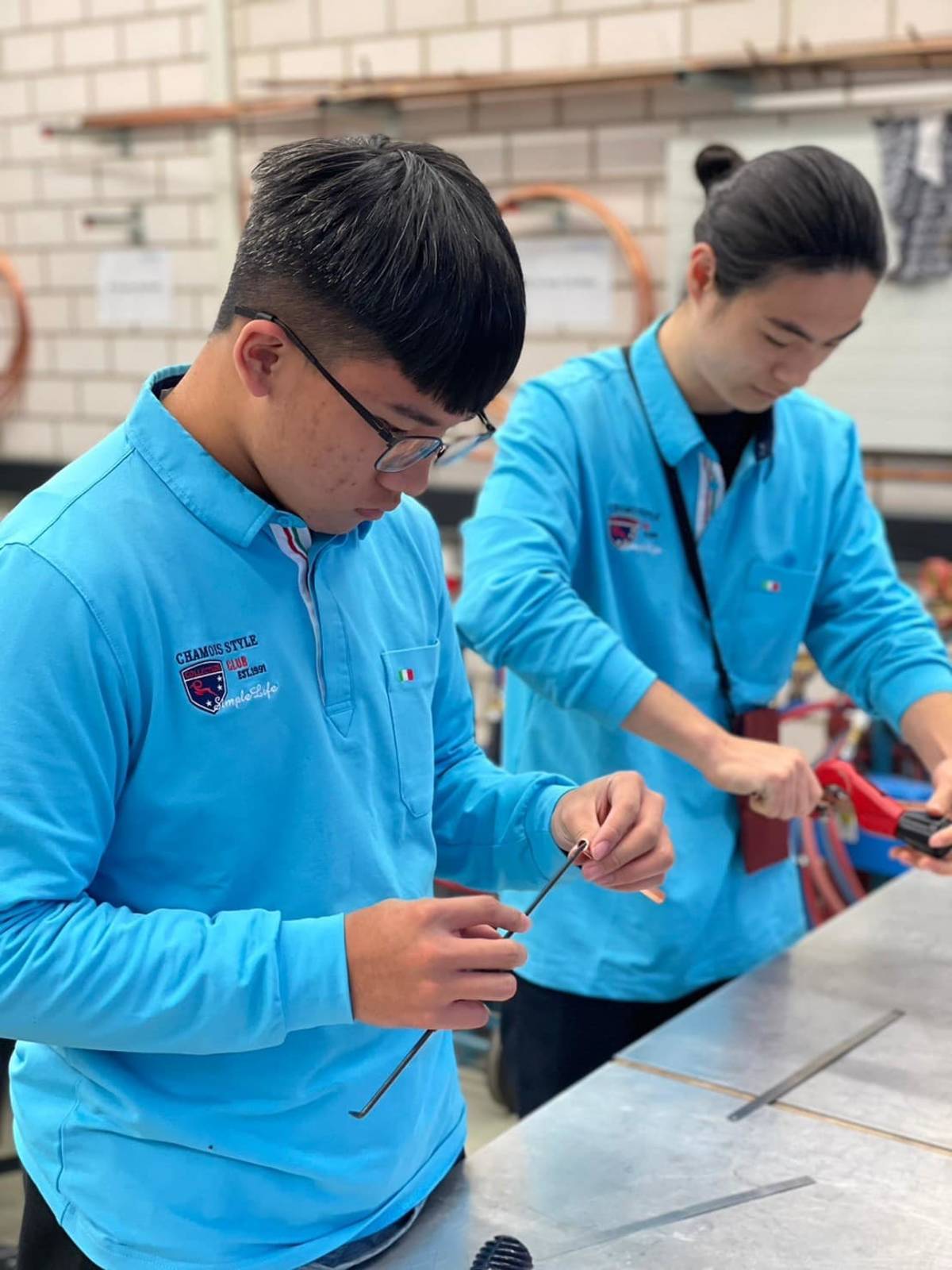 團員進行銅管切割與焊接技術實務操作
