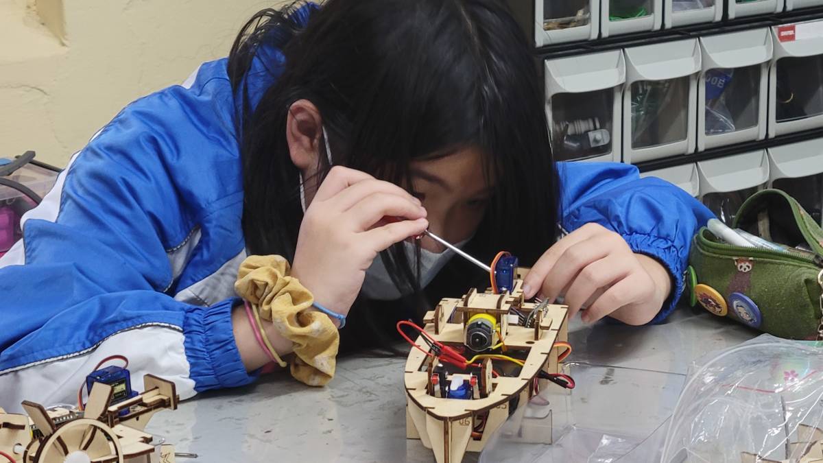 安樂高中國中部學生自行組裝、製作遙控明輪船。