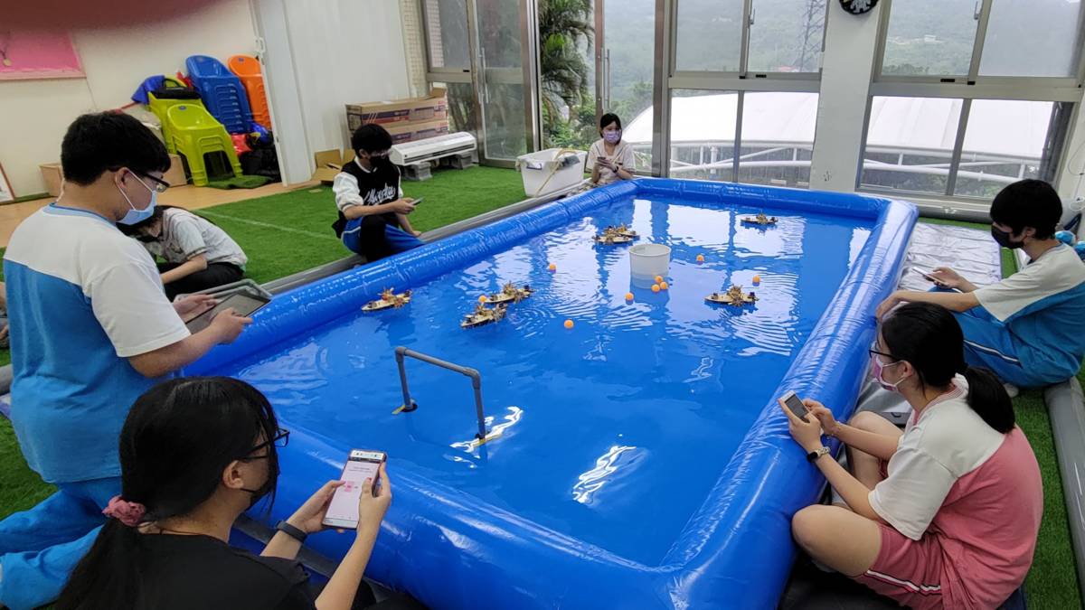 安樂高中國中部學生自製遙控明輪船競賽，進行水上垃圾清運競賽。