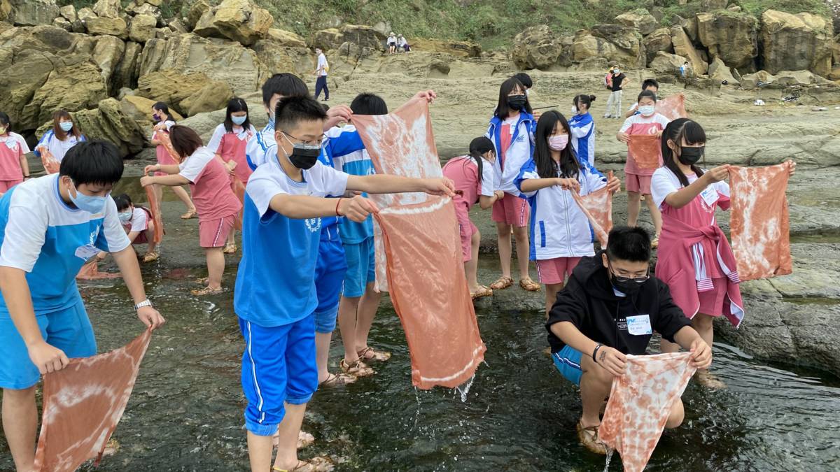 安樂高中國中部課程，進行海水漂染，學生以海水定色完成薯榔染作品。