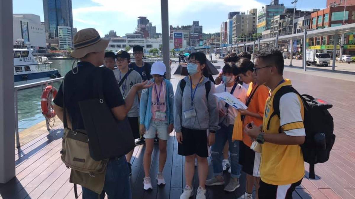 安樂高中海洋專題寫作課程，帶領學生前往基隆港周邊進行歷史街區導覽。