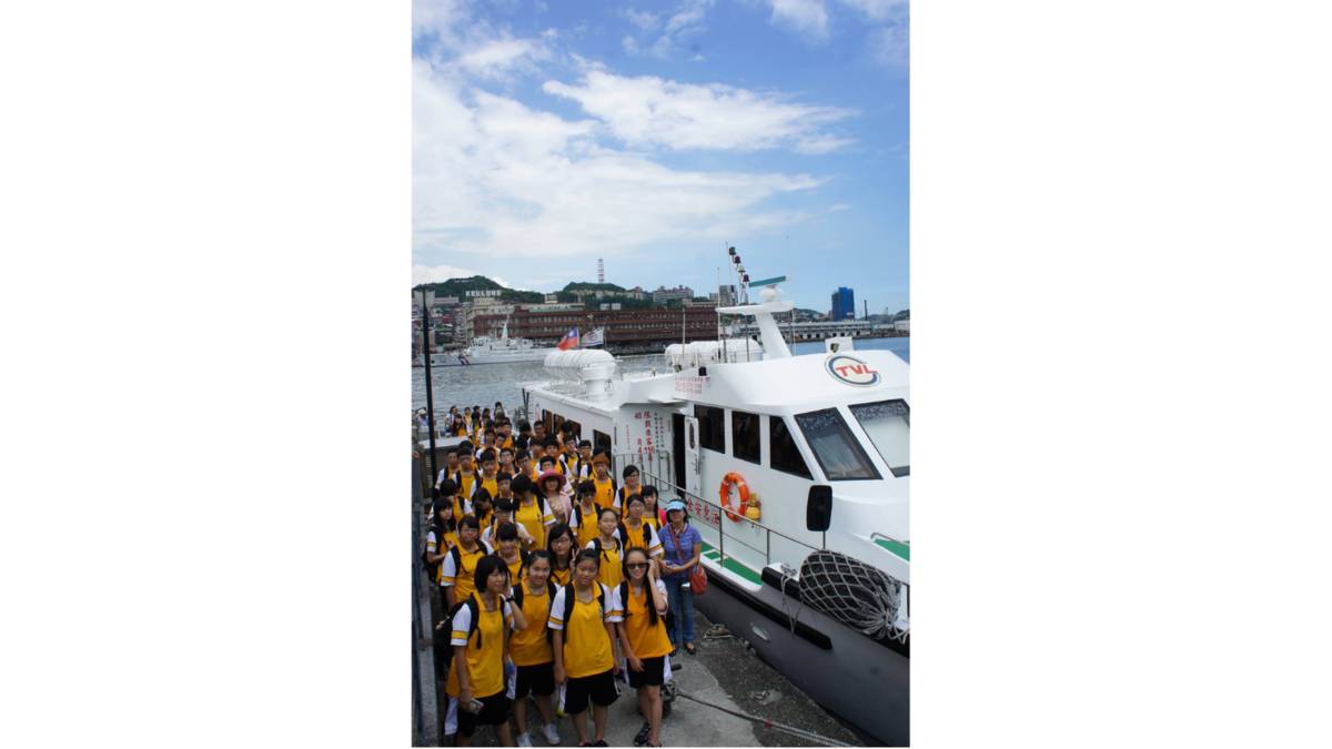 安樂高中海洋專題寫作課程，帶領學生乘船導覽基隆港。