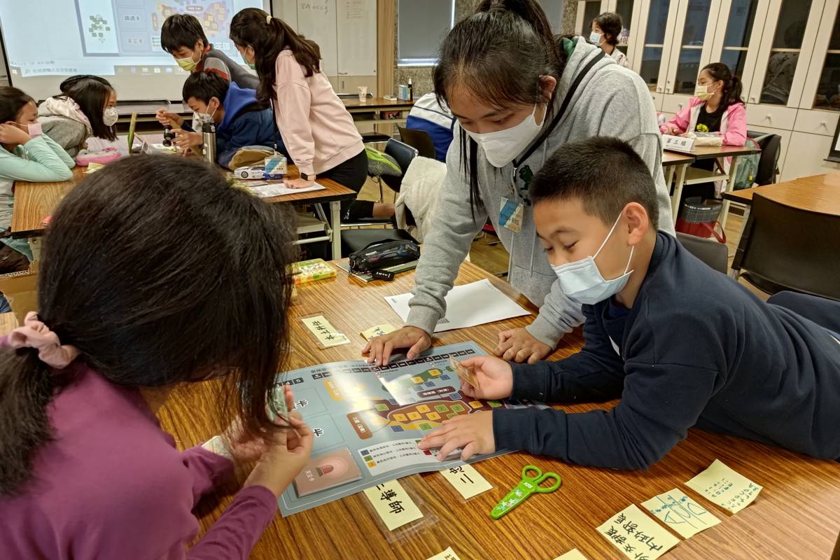 學員體驗《氣候緊急狀態》桌遊，運用模擬真實情境與角色扮演的方式，了解氣候變遷議題