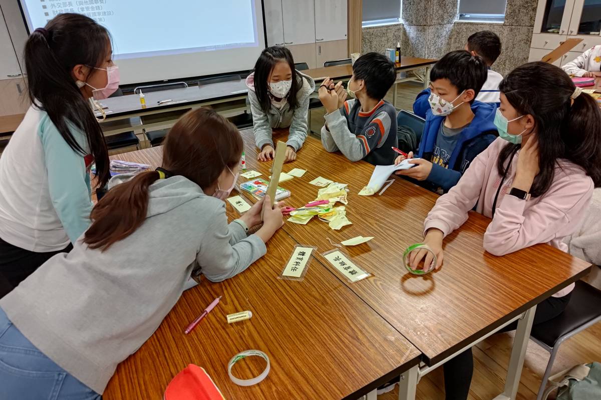 北市學校環教中心表示，寓教於樂的桌遊體驗，讓學員從遊戲中認識氣候變遷的影響與衝擊