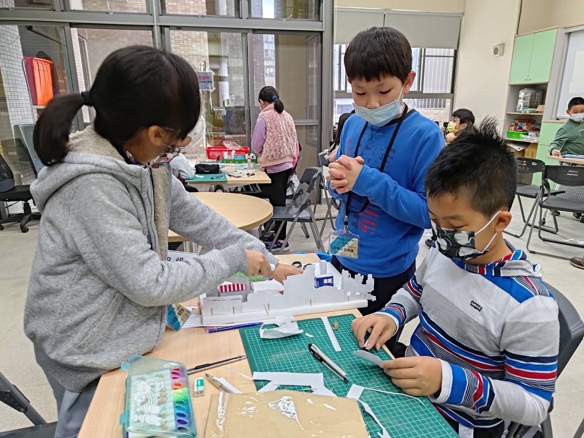 學員合力打造未來生態學校模型