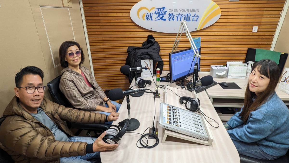 KK哥(左)、玉萊姐(左2)與臻臻在空中分享馬來西亞的特色料理與聽眾朋友們分享