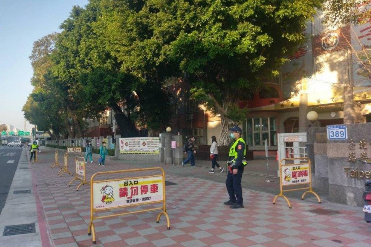 臺北市警察局出動警力於開學日在學校周邊進行交通疏導勤務