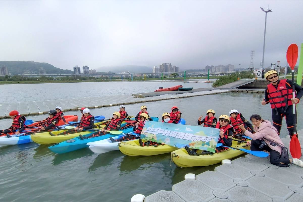 戶外與海洋教育中心在淡水河的微風運河 舉辦獨木舟課程