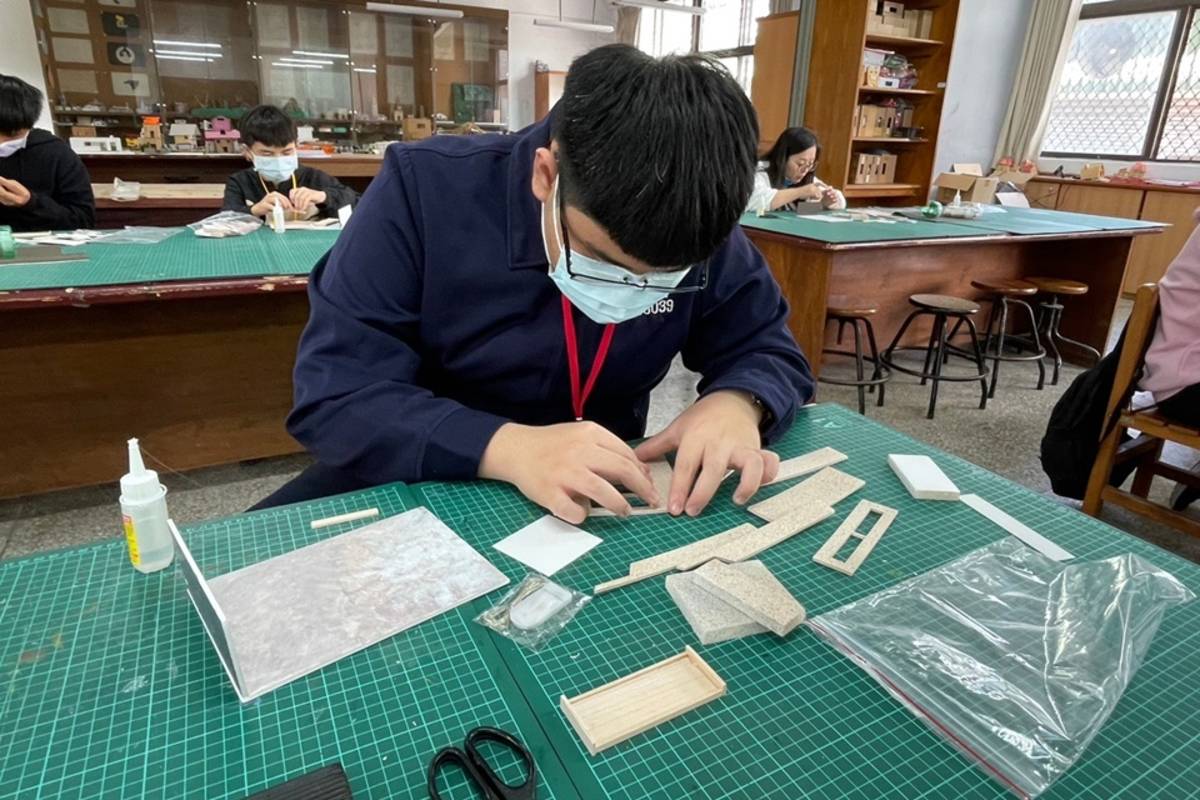 國立關山工商選在開學前夕舉辦育樂營，規劃豐富有趣的體驗課程，邀請鄰近的3所國中近200名學生參與。