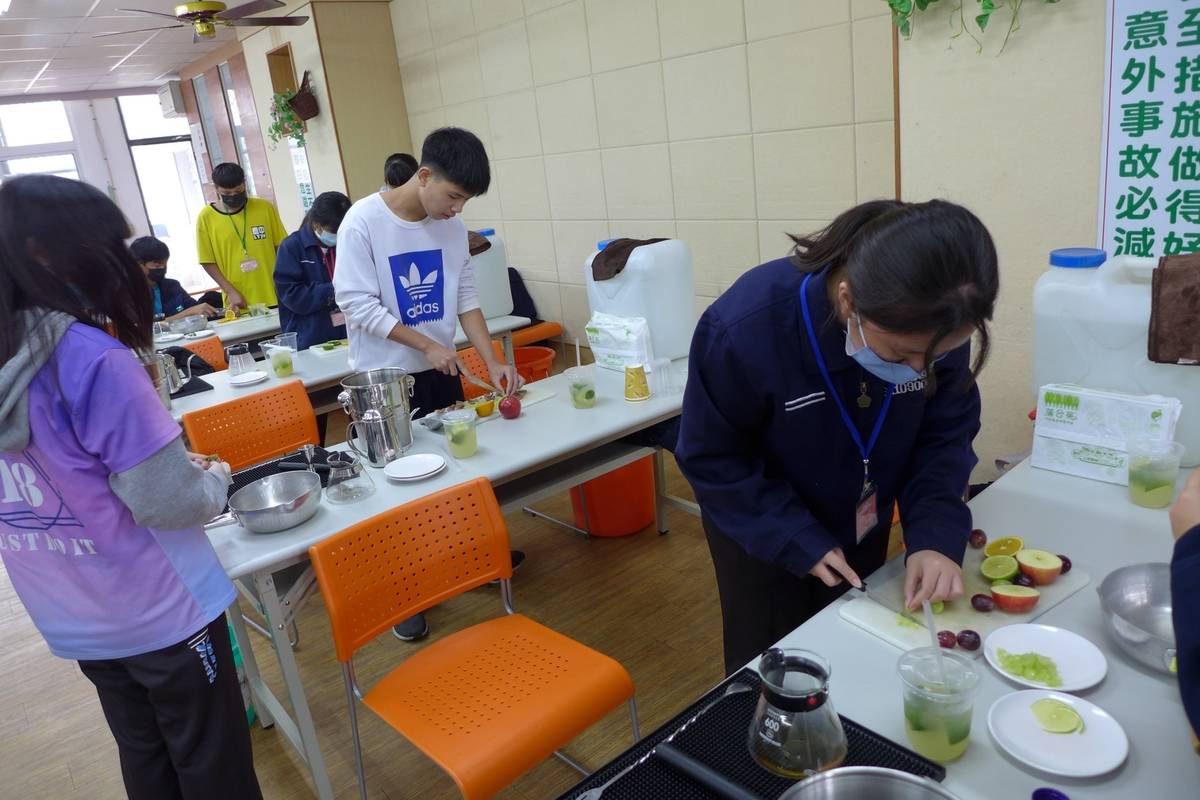 國立關山工商選在開學前夕舉辦育樂營，規劃豐富有趣的體驗課程，邀請鄰近的3所國中近200名學生參與。