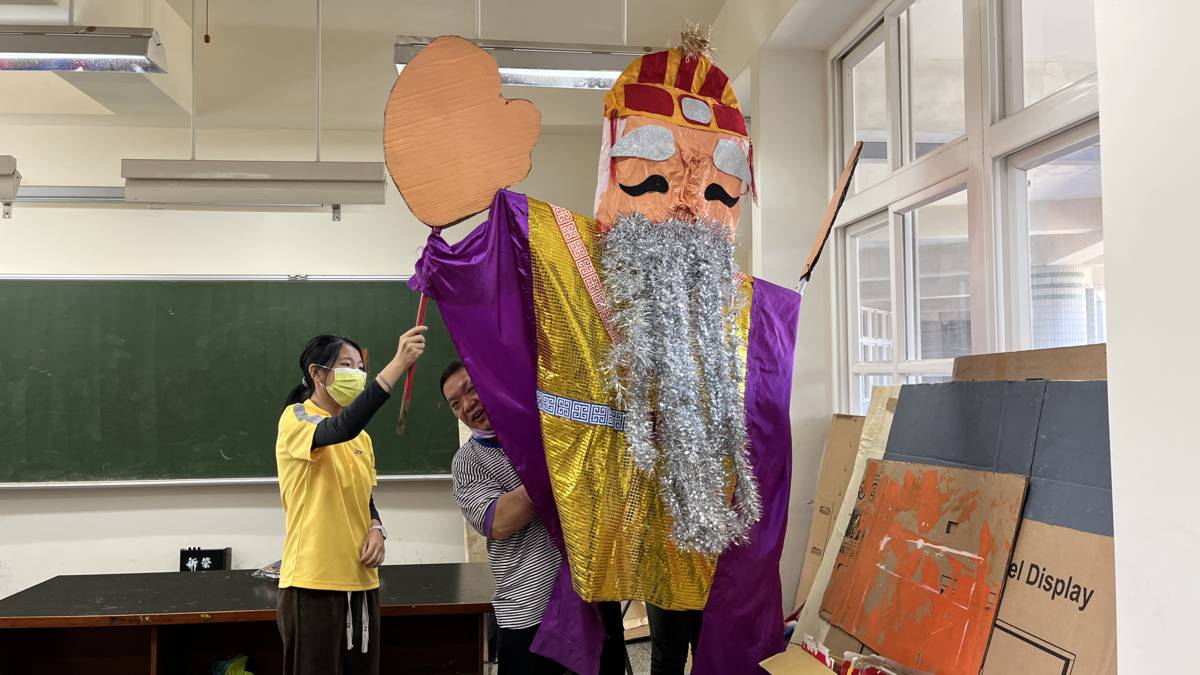 110學年度校園菸檳危害防制教育介入輔導計畫「網紅就是你」短片競賽國小組 - 佳作 - 桃園市新榮國民小學 - 作品 : 檳菸別試 健康一世-融入地方特色，教師手做土地公立偶作為演戲道具 