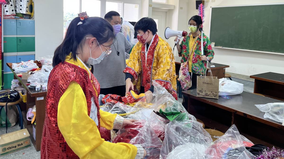 110學年度校園菸檳危害防制教育介入輔導計畫「網紅就是你」短片競賽國小組 - 佳作 - 桃園市新榮國民小學 -作品 : 檳菸別試 健康一世-為發展學生表演藝術專長，整理出道具間供學生足夠資源練習與演出