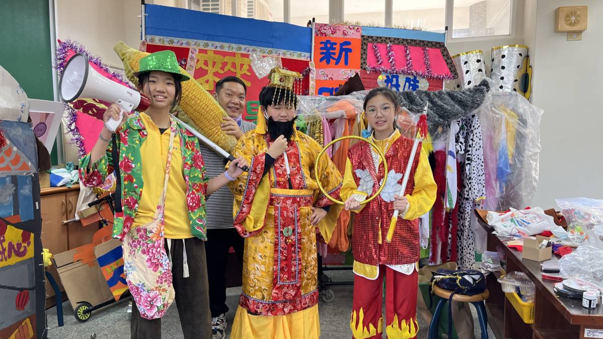 110學年度校園菸檳危害防制教育介入輔導計畫「網紅就是你」短片競賽國小組 - 佳作 - 桃園市新榮國民小學 - 作品 : 檳菸別試 健康一世-師生一同在手作大佈景前合照