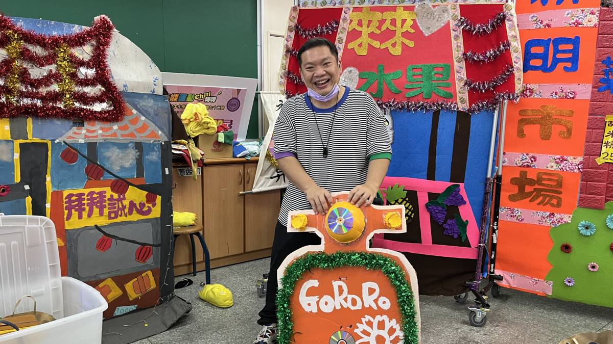 110學年度校園菸檳危害防制教育介入輔導計畫「網紅就是你」短片競賽國小組 - 佳作 - 桃園市新榮國民小學 - 作品 : 檳菸別試 健康一世-吳炫德老師使用資源回收物如紙碗、廢光碟片等做成道具，環保又不浪費