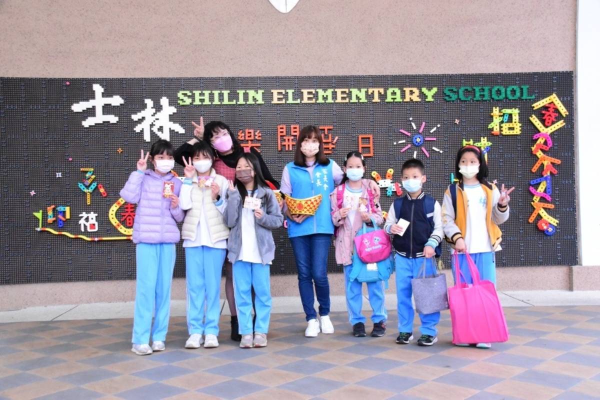 士林國小以「Nice 兔Meet You」為題，迎接新學期的到來(圖片提供:士林國小)