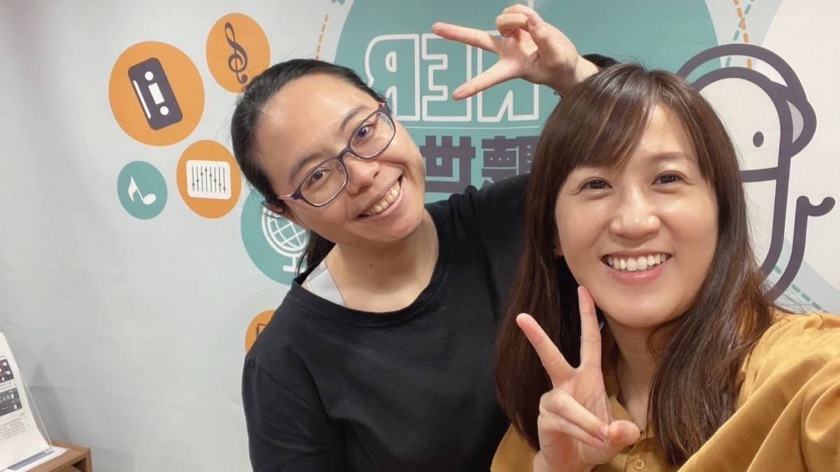 曾映慈社工(左)