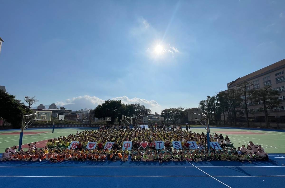 淡水國中全體師生大合照迎接開學日