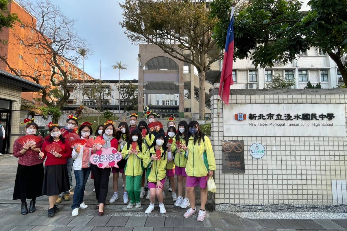 淡水國中的師長們特別製作創意紅包小卡 為學生獻上暖心的祝福