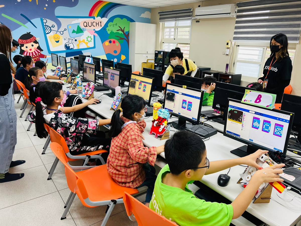 新北市屈尺國小學童動手做出獨一無二的互動設計教學模組 (元智提供)