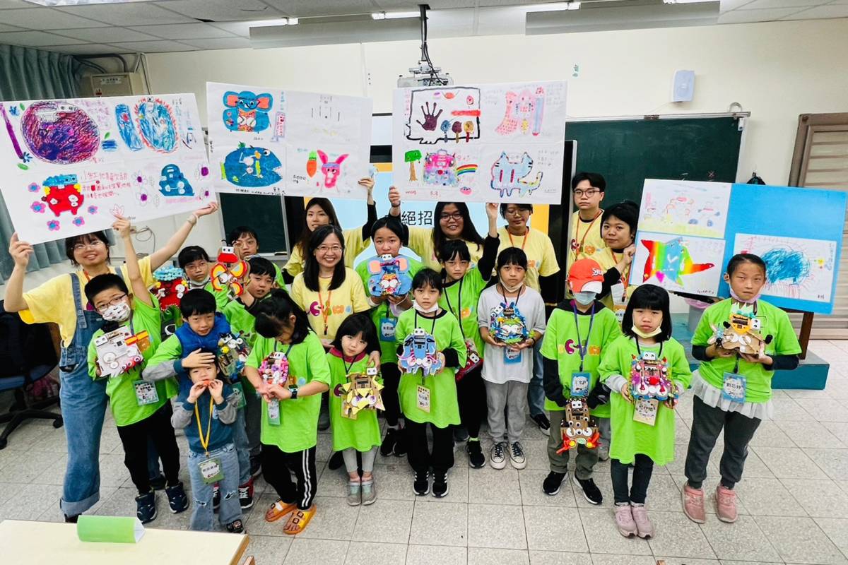 元智大學藝術與設計系主任兼所長林楚卿教授帶領團隊CKfablab，參與藝術創作與偏鄉教育的年度性公益計畫，前往新北市屈尺國小辦理為期五天的「iCulMo冬令營」大合影 (元智提供)