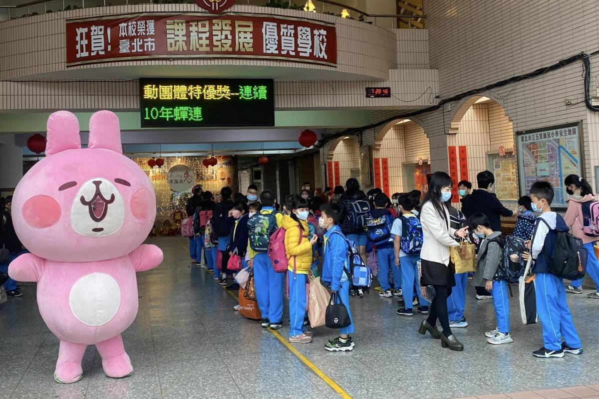 五常國小邀請兔年吉祥物-卡娜赫拉，在校門口喜迎學生到校上課(圖片提供:五常國小)