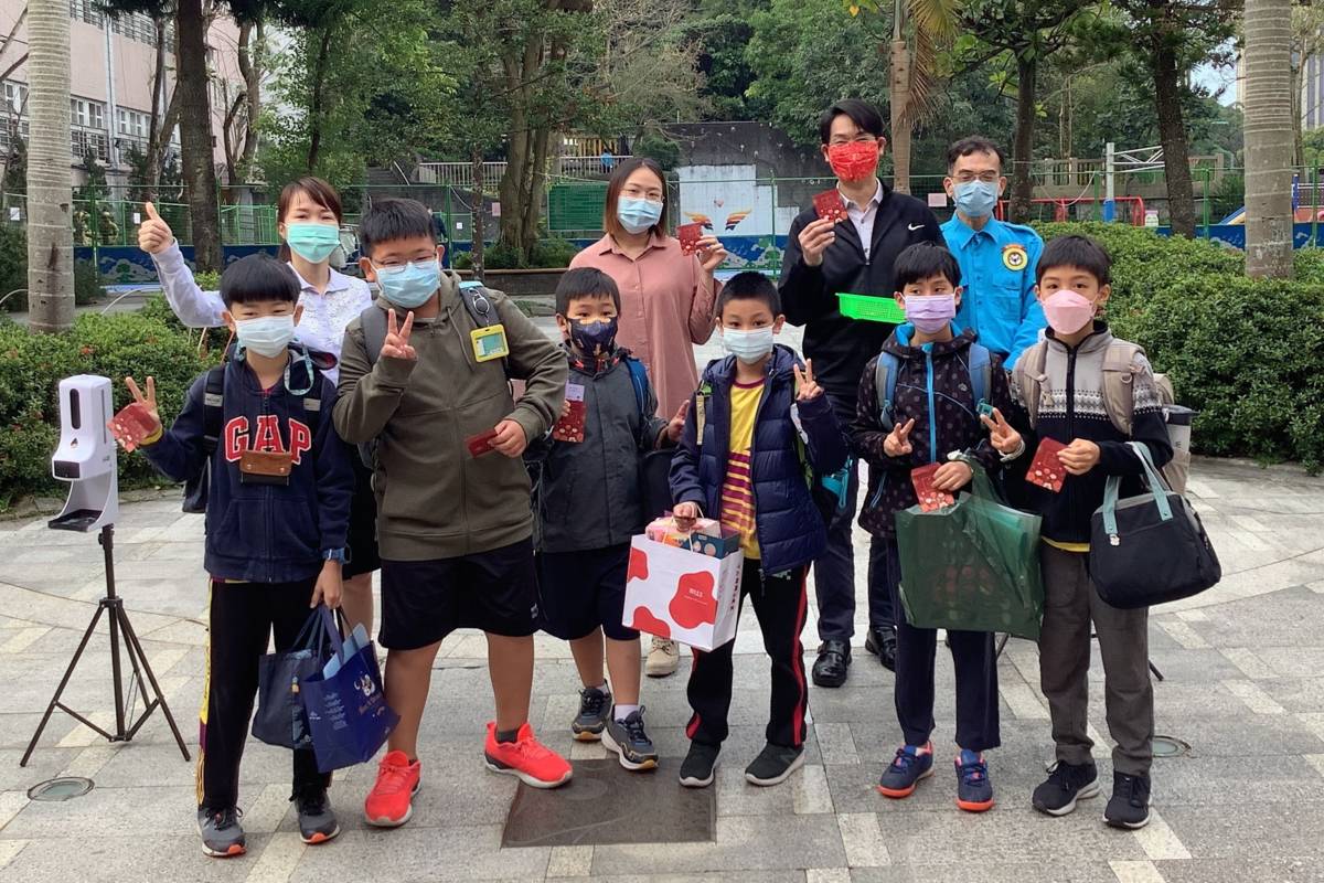辛亥國小師長們熱烈迎接孩子們到校(圖片提供:辛亥國小)