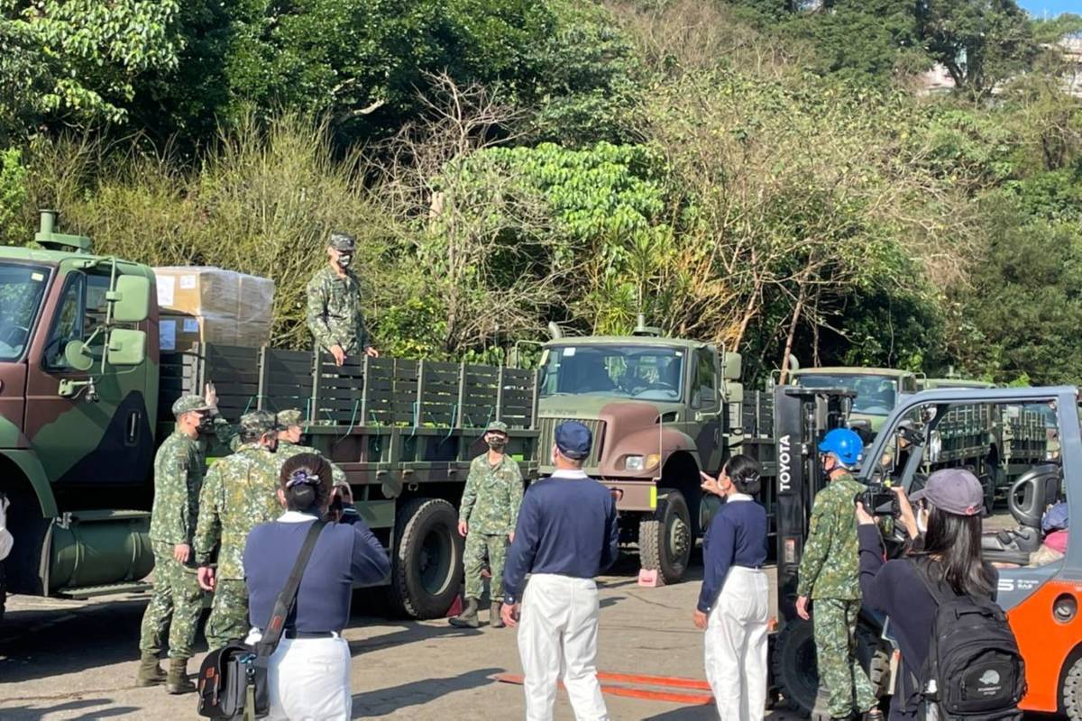 國防部派遣國軍支援駐台北土耳其貿易辦事處運送國人愛心物資至桃園國際機場