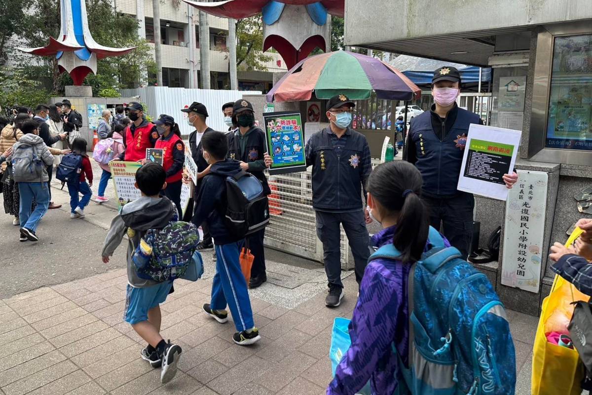 臺北市少年警察隊開學日前往學校進行犯罪預防宣導