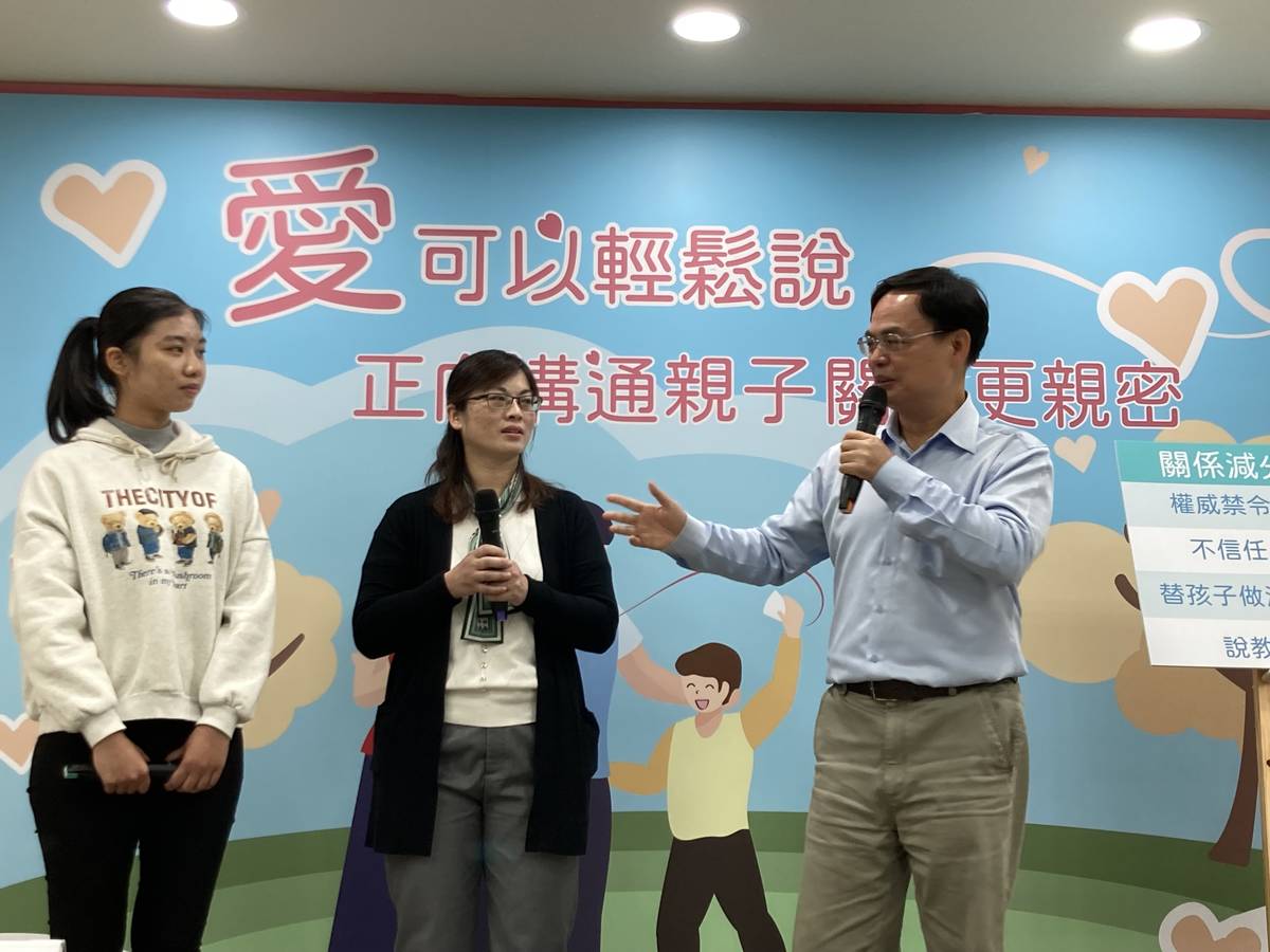 杏陵醫學基金會高松景執行長(右)以
訪談形式，引導家長及青少年分享與談論感情議題的經驗及衝突 (國健署提供)
