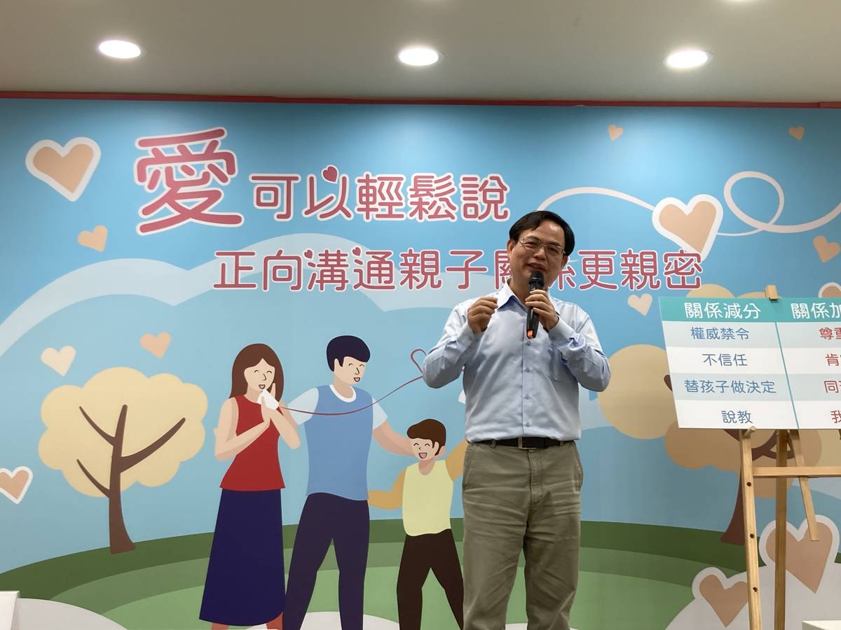 杏陵醫學基金會高松景執行長給予專業建議及示範親子正向溝通技巧 (國健署提供)