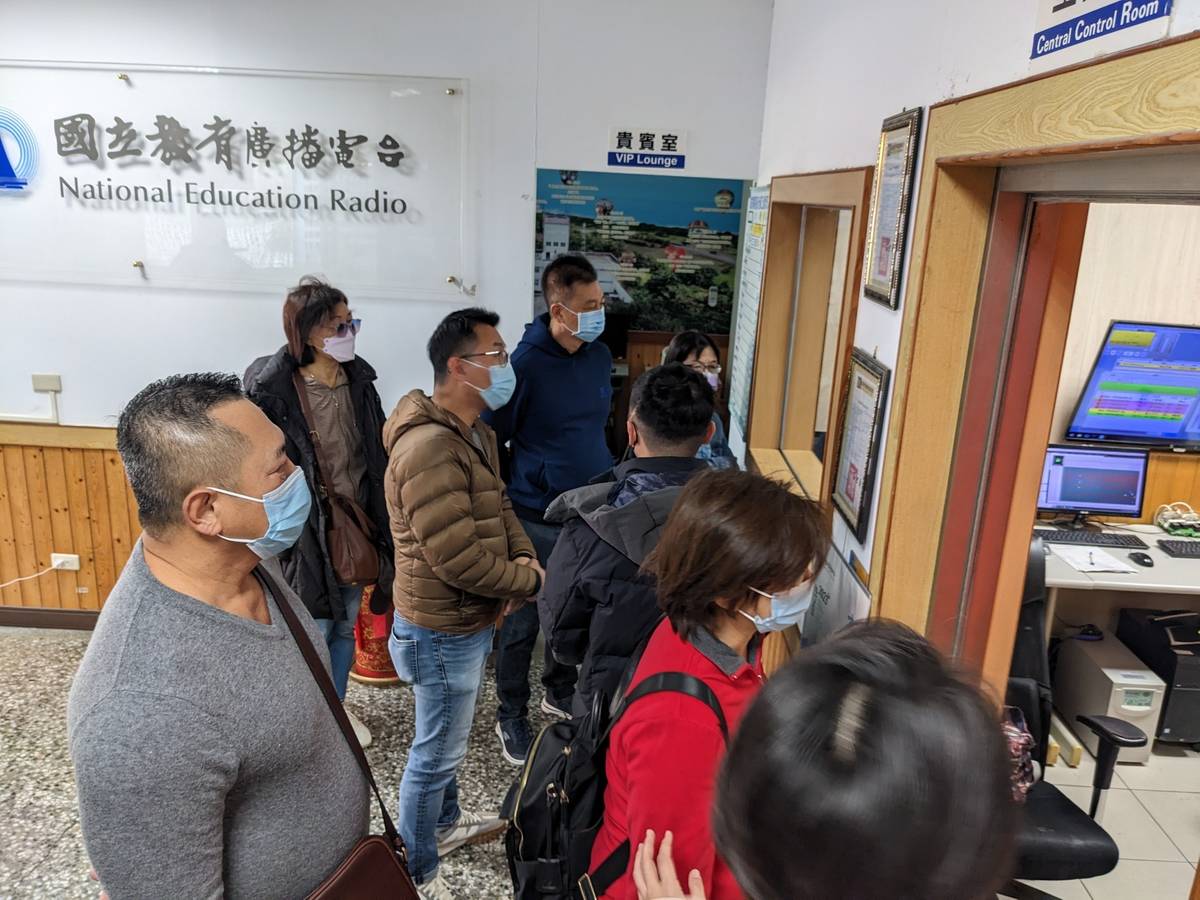 馬來西亞柔佛州留台同學會一行人參觀電台主控室