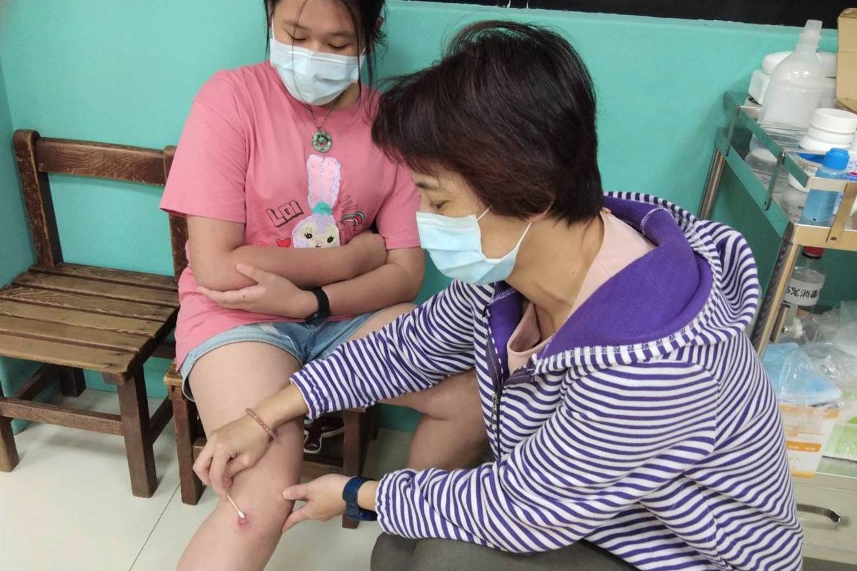 頭前國小護理師為學童進行傷病處理