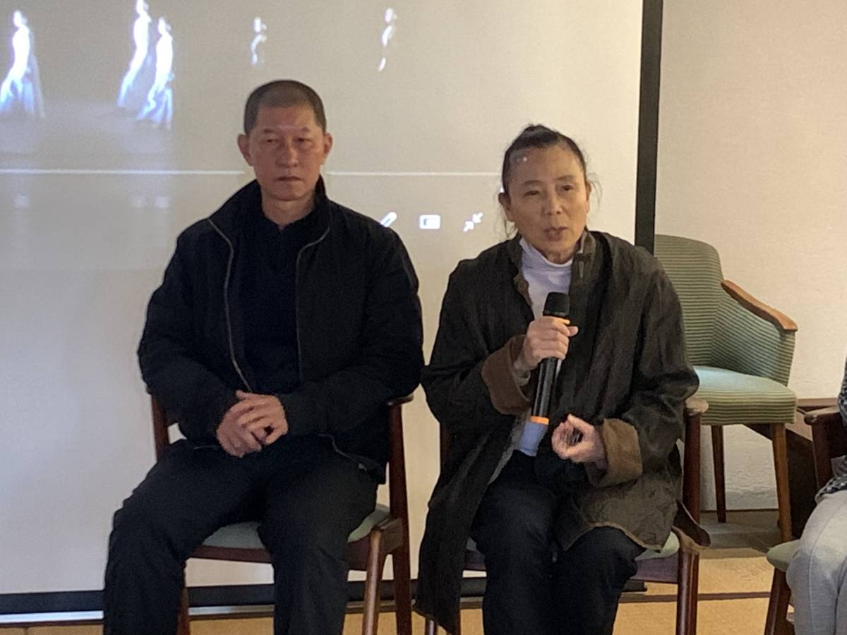 優人總監黃誌群(左)及創辦人劉若瑀說明優人今年的創作方向與計畫