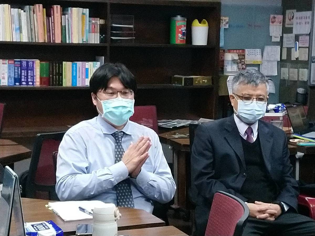 (左起)高教司司長朱俊彰及教育部次長劉孟奇