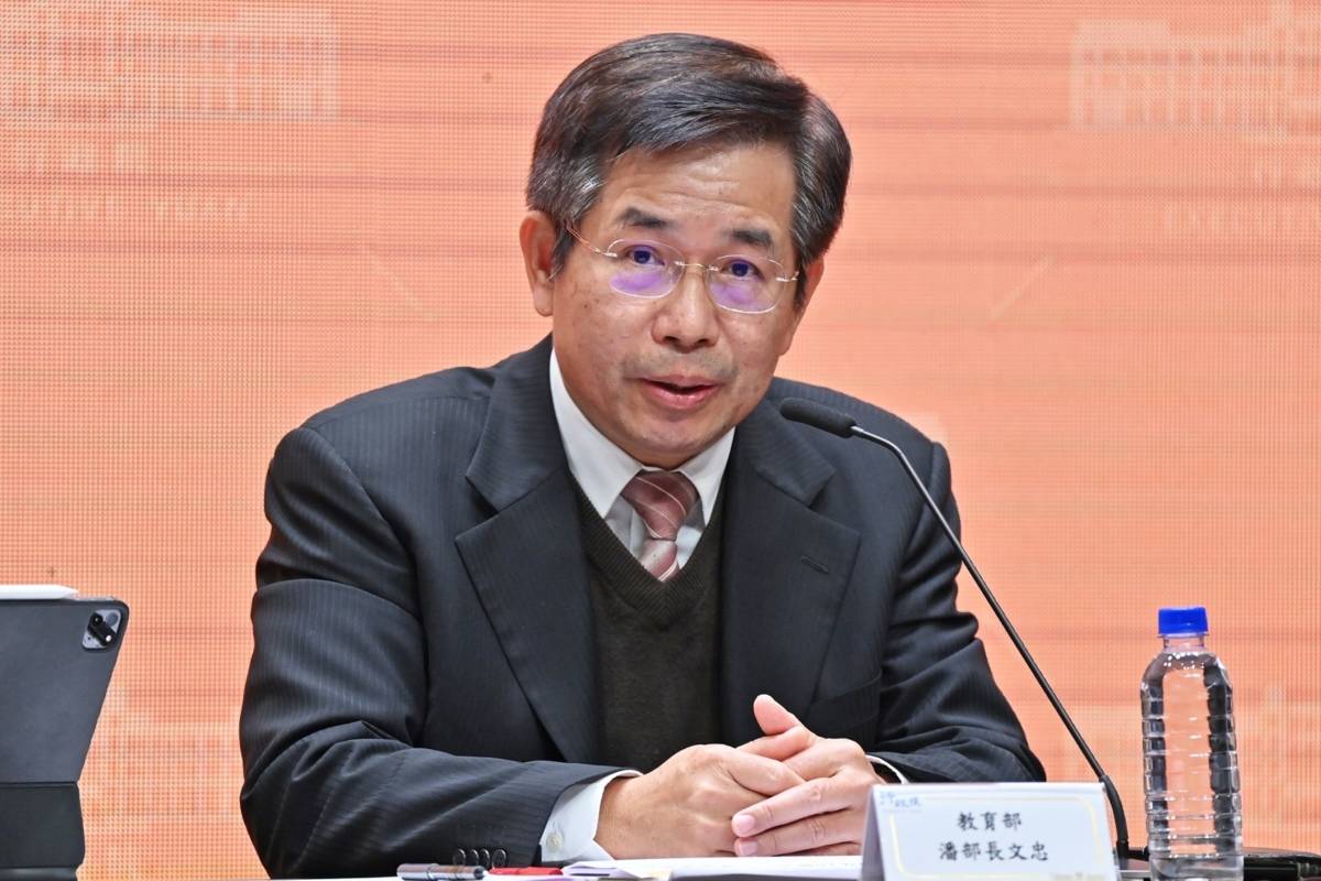 教育部部長潘文忠公布就學貸款補助方案