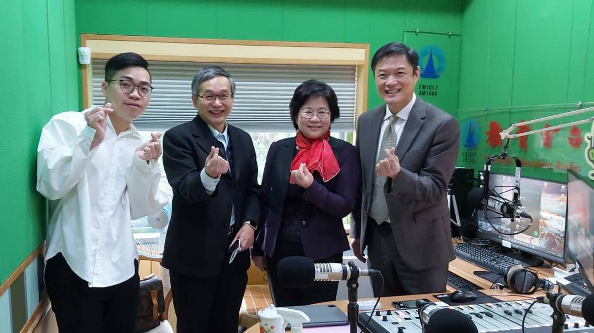 陳學志教授| 國立臺灣師範大學教育心理與輔導學系
(左2)
蔡昀祐同學/本方案參與青年，目前就讀國立高雄餐旅大學旅館管理系(左1)
主持人李大華(右1)
臺長黃月麗(右2)
